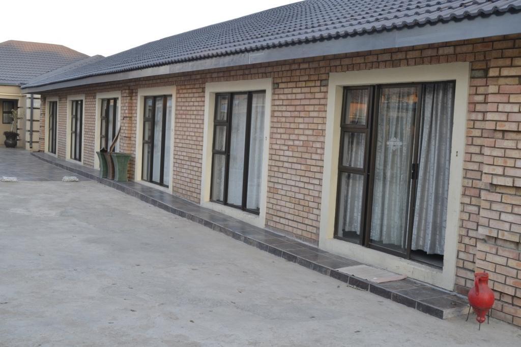 Thembisi Guesthouse Newcastle Exterior foto