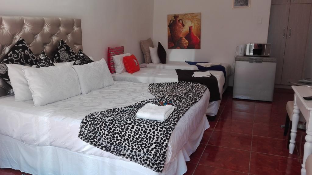 Thembisi Guesthouse Newcastle Exterior foto