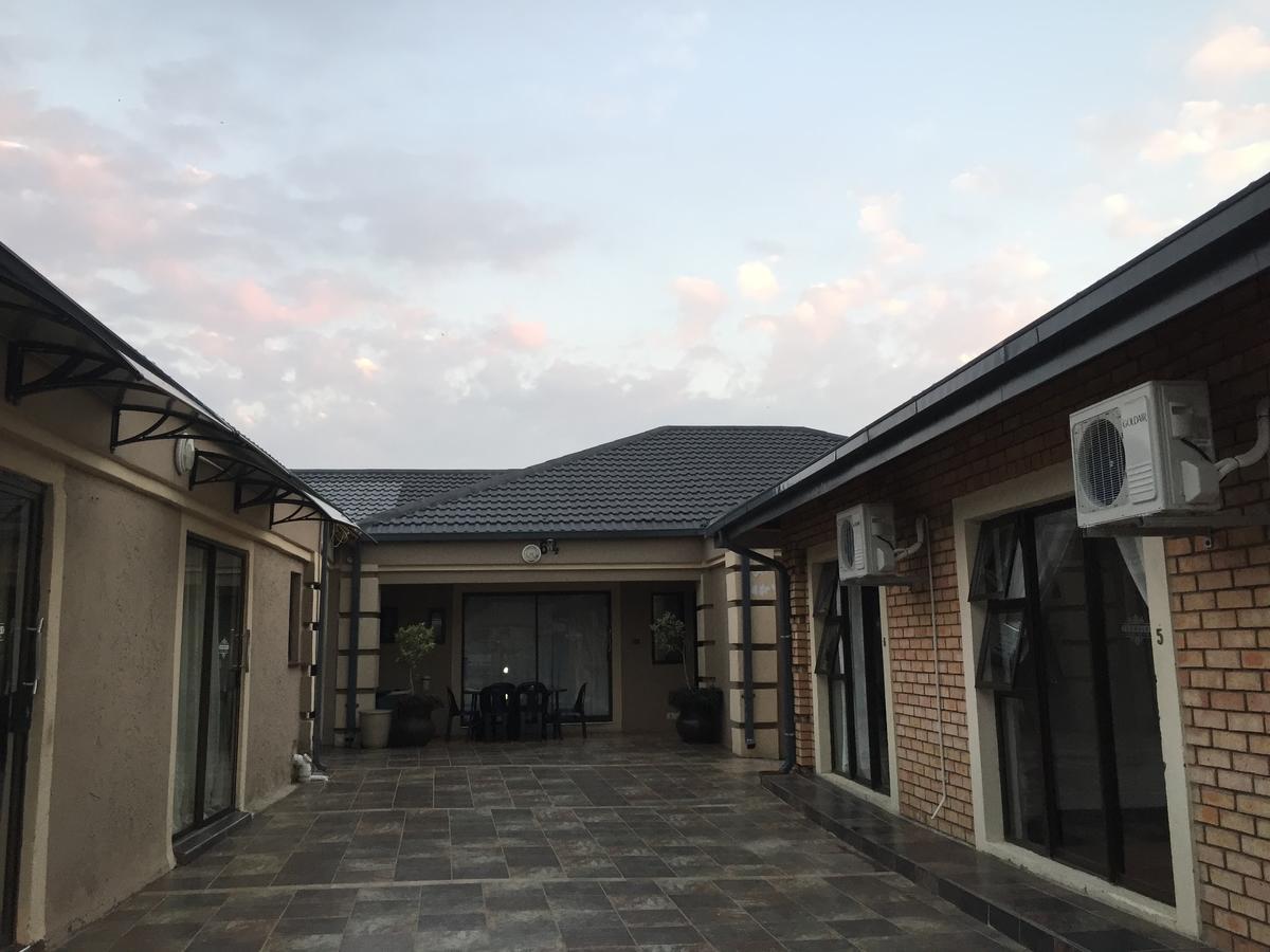 Thembisi Guesthouse Newcastle Exterior foto